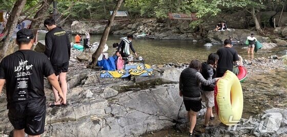 본문 이미지 - 26일 낮 12시쯤 양산시 원동면 배내골 인근의 한 계곡으로 물놀이를 즐기는 피서객들의 발걸음이 이어지고 있다. ⓒ 뉴스1 박민석 기자