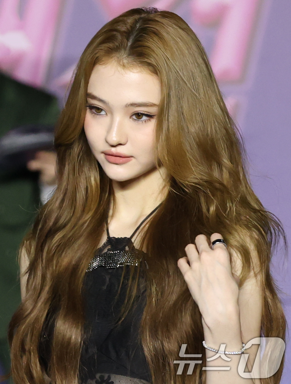 (고양=뉴스1) 권현진 기자 = 미야오 엘라가 26일 경기도 고양시 일산서구 킨텍스 제1전시장에서 열린 ‘2025 SBS 가요대전 Summer’(이하 ‘가요대전’) 블루카펫 행사에 …