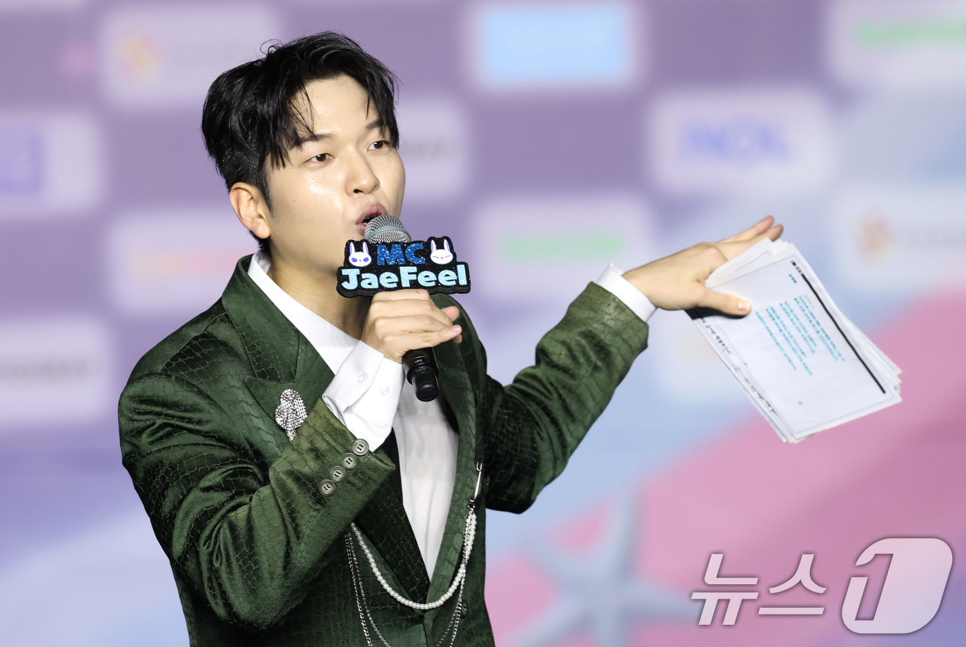 (고양=뉴스1) 권현진 기자 = 방송인 유재필이 26일 경기도 고양시 일산서구 킨텍스 제1전시장에서 열린 ‘2025 SBS 가요대전 Summer’(이하 ‘가요대전’) 블루카펫 행사 …