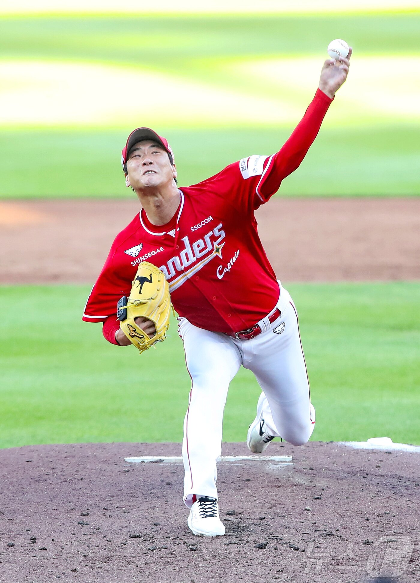 본문 이미지 - 26일 대전 한화생명 볼파크에서 열린 프로야구 2025 신한 SOL 뱅크 KBO리그 SSG 랜더스와 한화 이글스 경기에서 SSG 김광현이 역투하고 있다. (SSG 랜더스 제공. 재판매 및 DB금지) 2025.7.26/뉴스1