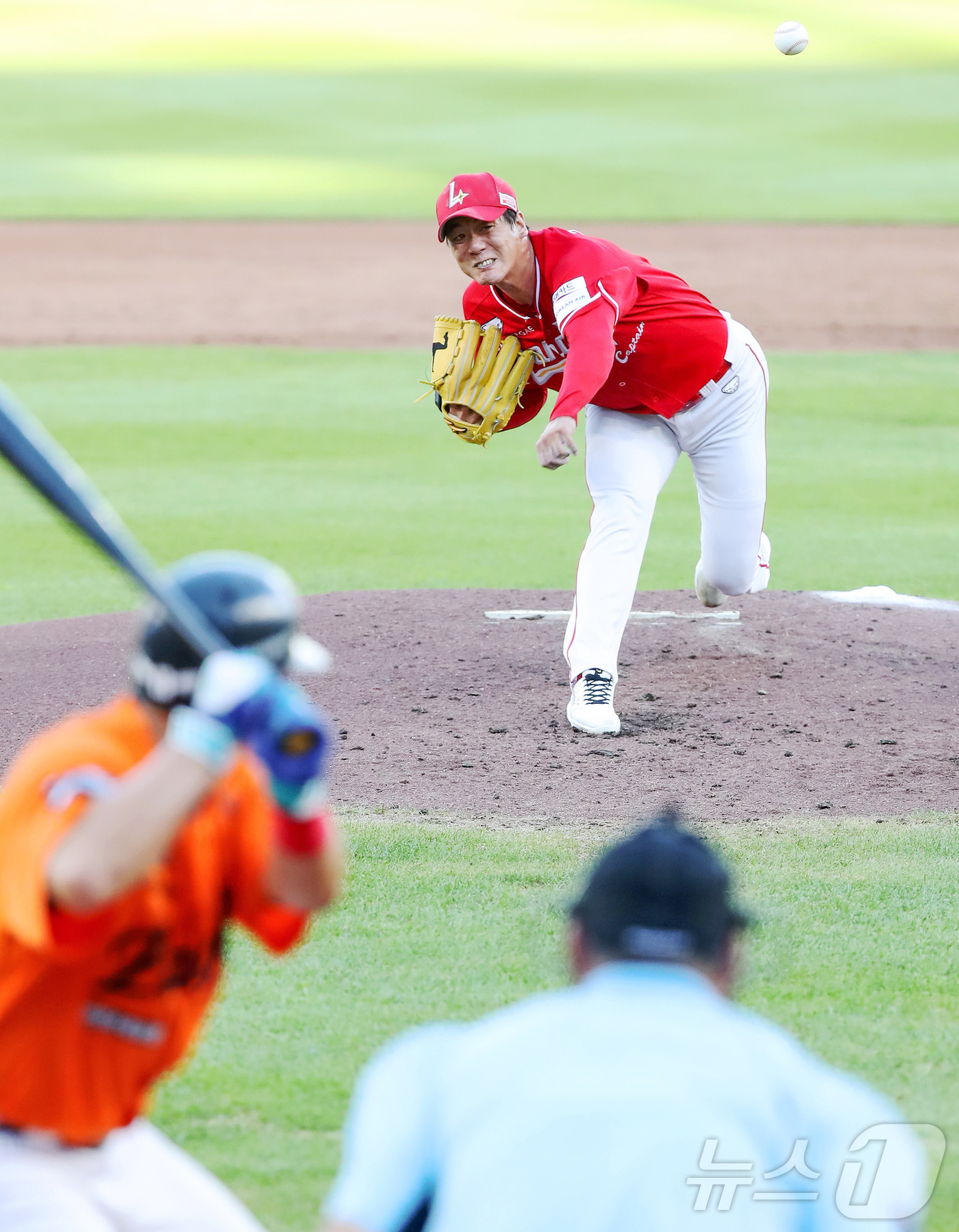 (서울=뉴스1) = 26일 대전 한화생명 볼파크에서 열린 프로야구 2025 신한 SOL 뱅크 KBO리그 SSG 랜더스와 한화 이글스 경기에서 SSG 김광현이 역투하고 있다. (SS …