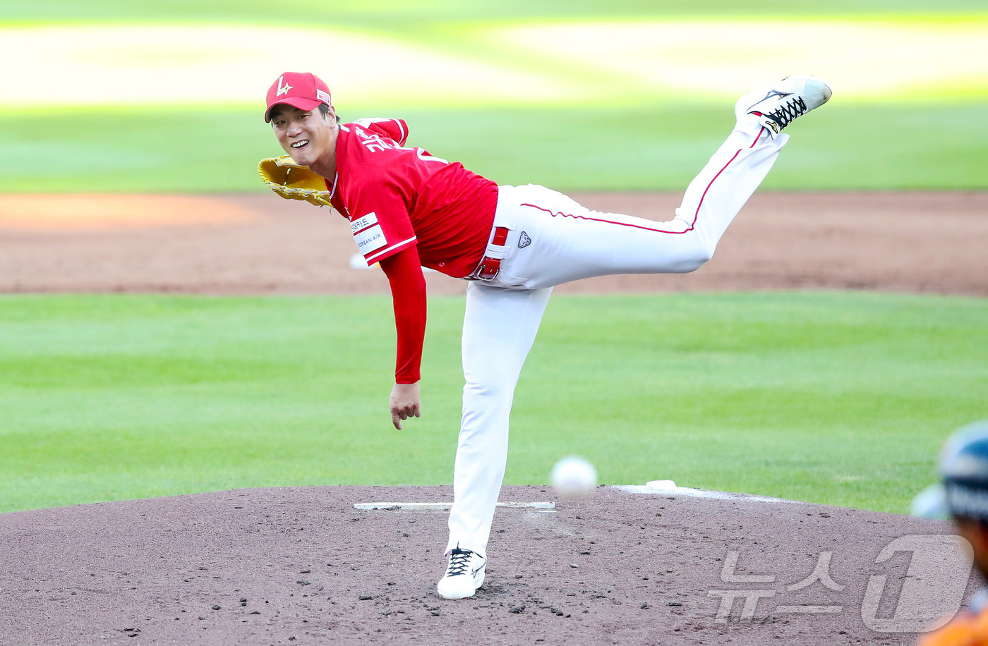 (서울=뉴스1) = 26일 대전 한화생명 볼파크에서 열린 프로야구 2025 신한 SOL 뱅크 KBO리그 SSG 랜더스와 한화 이글스 경기에서 SSG 김광현이 역투하고 있다. (SS …