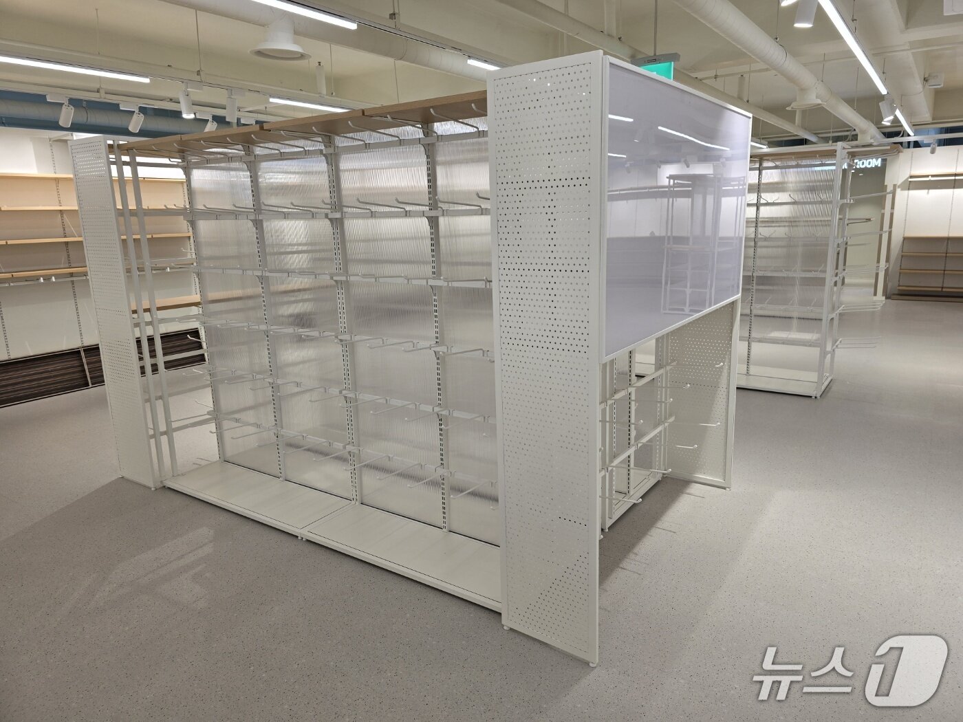 본문 이미지 - ㈜에스라인이 제작한 타공진열대.