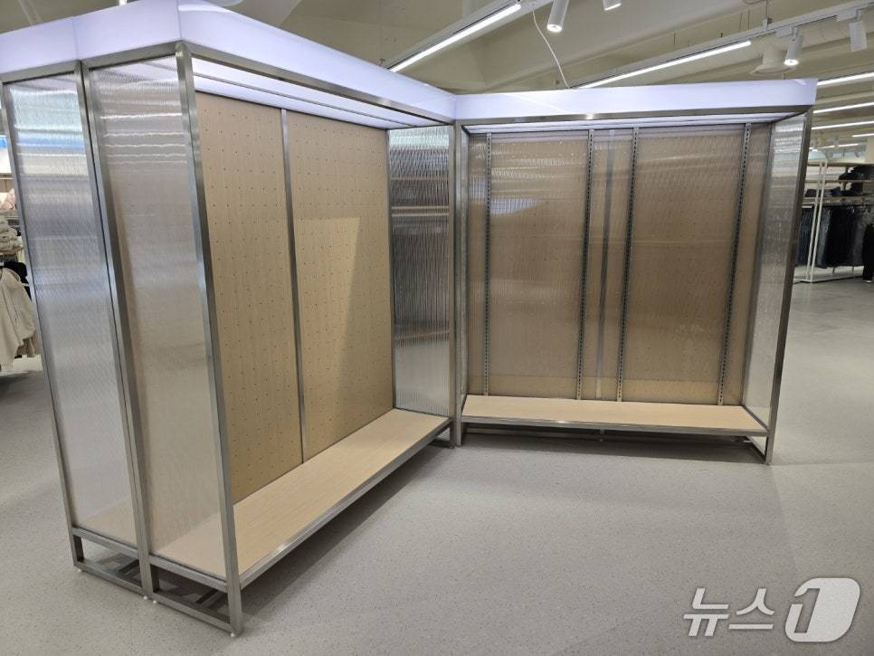 본문 이미지 - ㈜에스라인이 제작한 스테인리스 진열대.