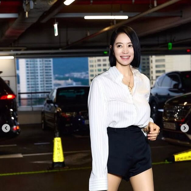 54세 김혜수, 한뼘 핫팬츠로 뽐낸 각선미…감탄 절로나오는 우월 미모