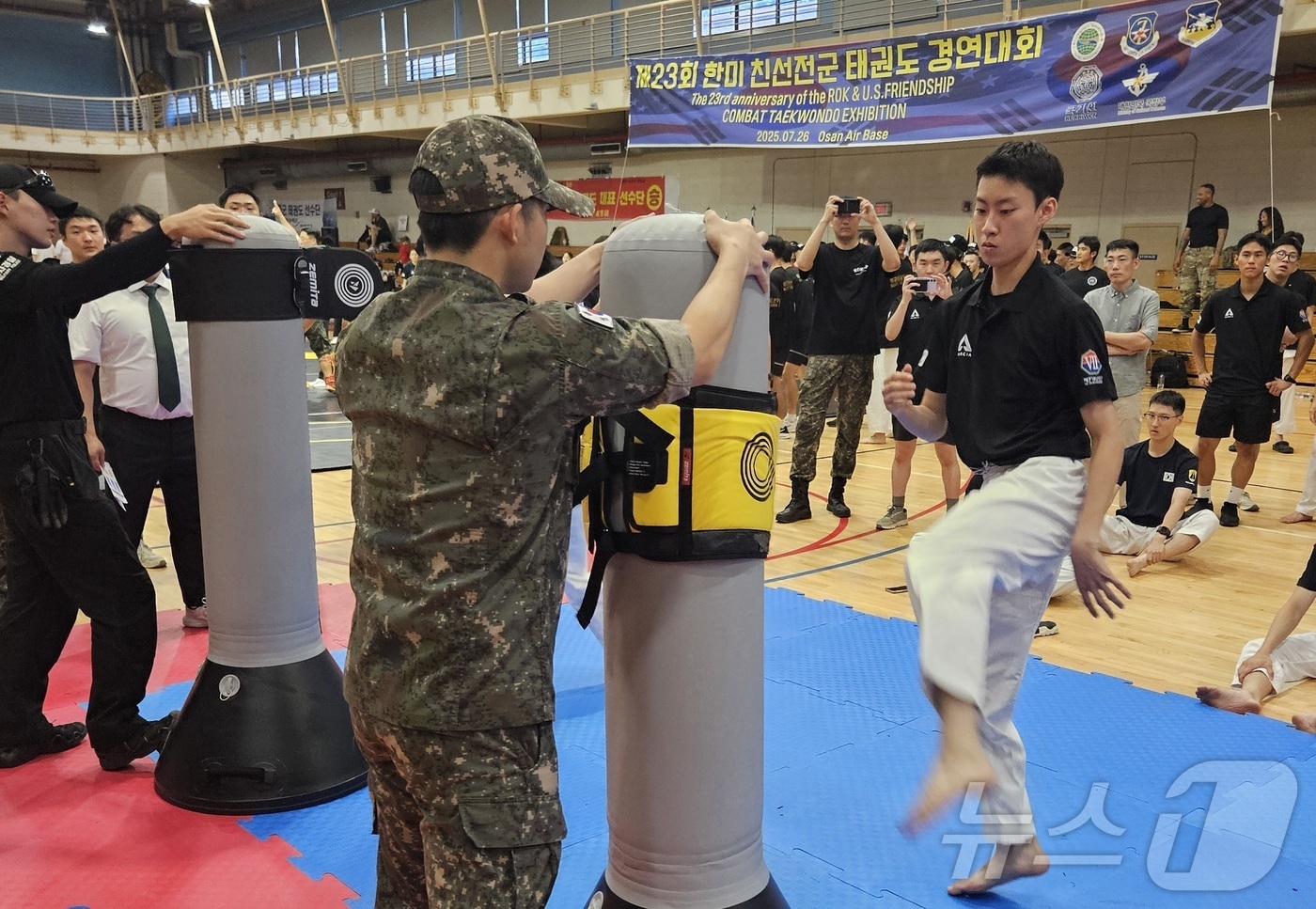 (서울=뉴스1) = 26일 경기도 미 제7공군 오산기지에서 열린 한미 동맹 72주년 기념 '2025 한미친선 전군 태권도 경연대회'에서 참가 장병들이 발차기를 하고 있다. (국방부 …
