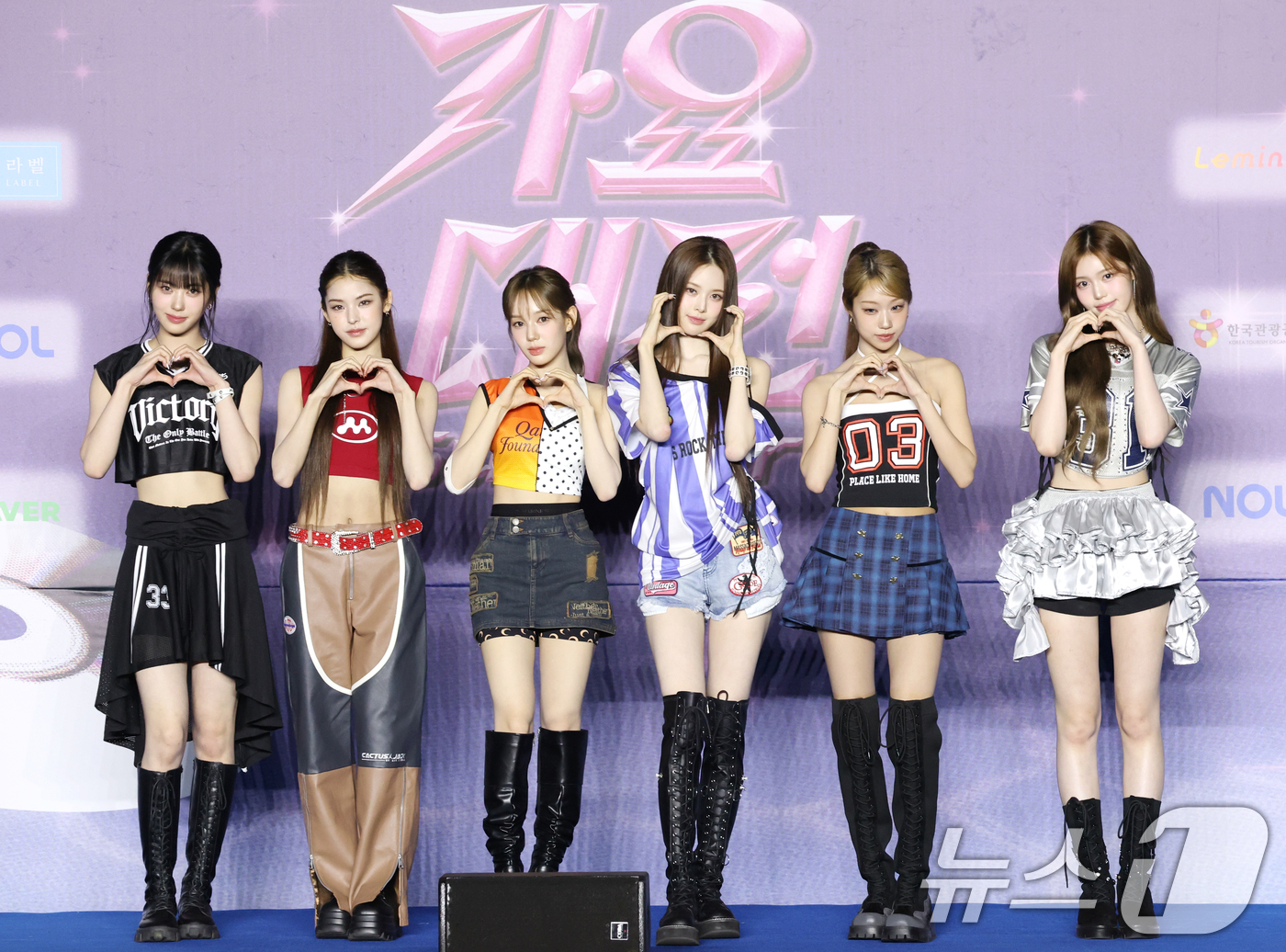 (고양=뉴스1) 권현진 기자 = 그룹 이즈나의 코코(왼쪽부터)와 마이, 유사랑, 방지민, 최정은, 정세비가 26일 경기도 고양시 일산서구 킨텍스 제1전시장에서 열린 ‘2025 SB …