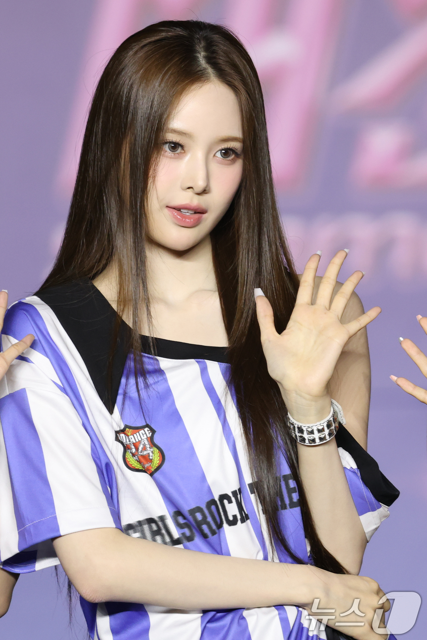 (고양=뉴스1) 권현진 기자 = 이즈나 방지민이 26일 경기도 고양시 일산서구 킨텍스 제1전시장에서 열린 ‘2025 SBS 가요대전 Summer’(이하 ‘가요대전’) 블루카펫 행사 …