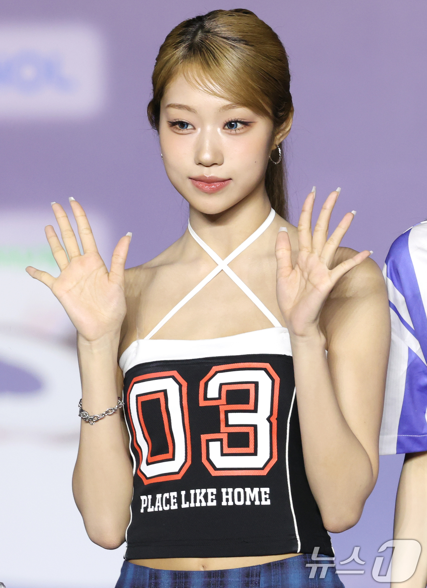 (고양=뉴스1) 권현진 기자 = 그룹 이즈나의 최정은이 26일 경기도 고양시 일산서구 킨텍스 제1전시장에서 열린 ‘2025 SBS 가요대전 Summer’(이하 ‘가요대전’) 블루카 …