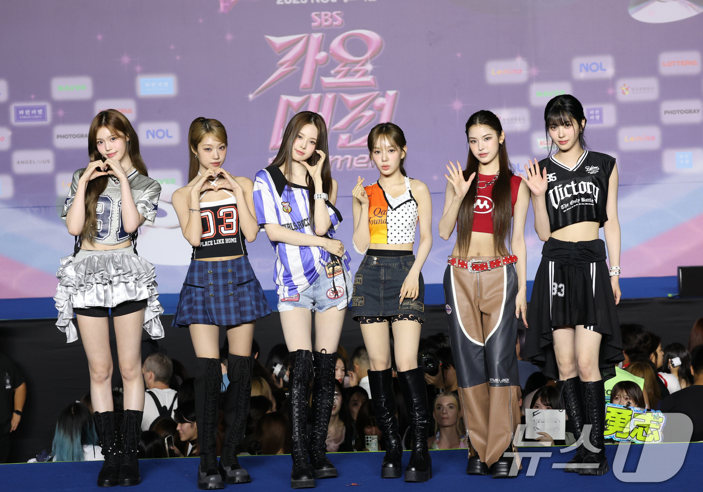 (고양=뉴스1) 권현진 기자 = 그룹 이즈나의 정세비(왼쪽부터)와 최정은, 방지민, 유사랑, 마이, 코코가 6일 경기도 고양시 일산서구 킨텍스 제1전시장에서 열린 ‘2025 SBS …