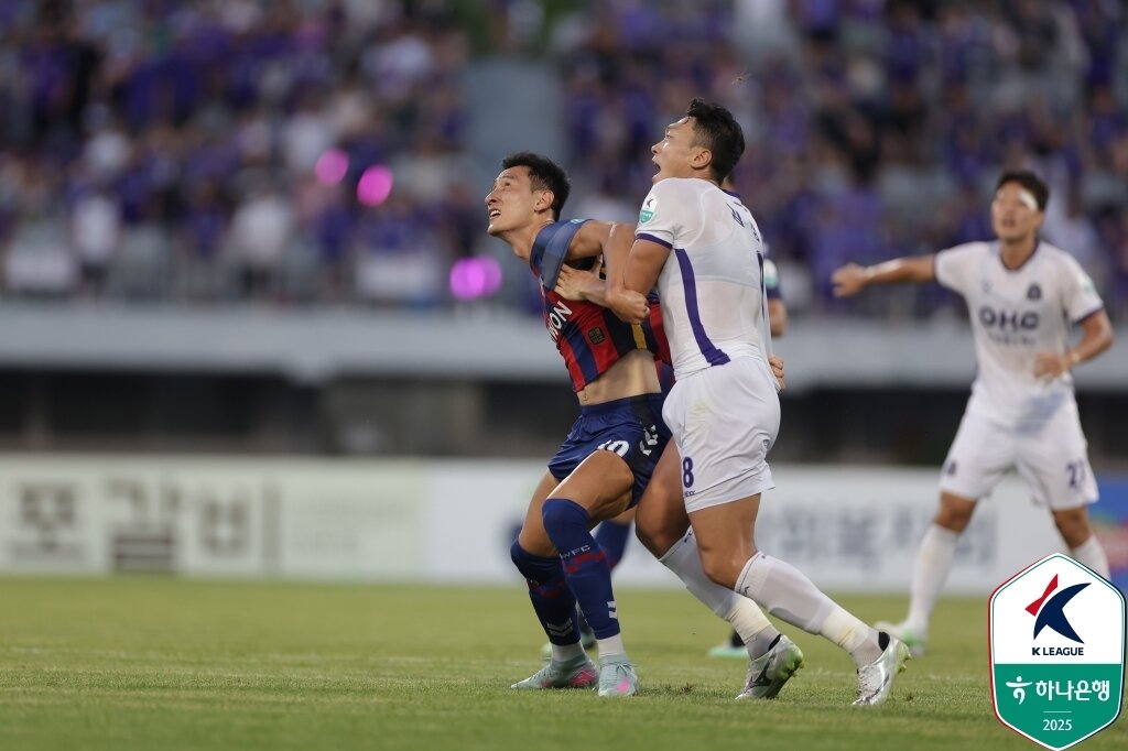 본문 이미지 - 수원FC와 FC안양의 경기 모습(한국프로축구연맹 제공) 