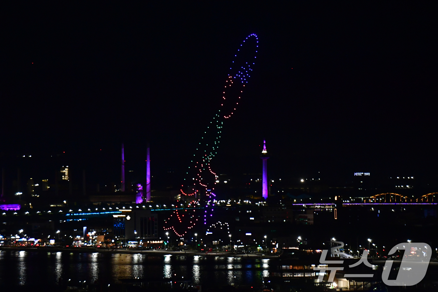 (포항=뉴스1) 최창호 기자 = 26일 오후 경북 포항시 북구 영일대해수욕장에서 제9회 영일대 샌드페스티벌을 축하하는 드론쇼가 밤하늘을 수놓고 있다. 2025.7.26/뉴스1