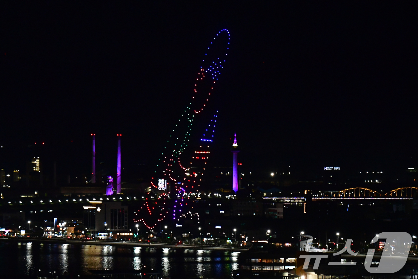 (포항=뉴스1) 최창호 기자 = 26일 오후 경북 포항시 북구 영일대해수욕장에서 제9회 영일대 샌드페스티벌을 축하하는 드론쇼가 밤하늘을 수놓고 있다. 2025.7.26/뉴스1