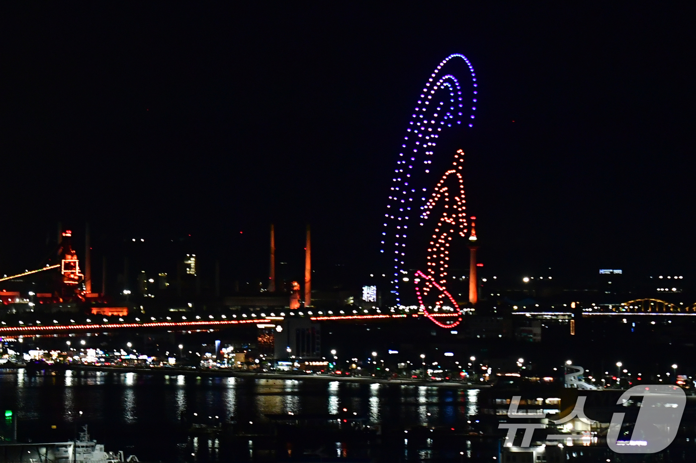 (포항=뉴스1) 최창호 기자 = 26일 오후 경북 포항시 북구 영일대해수욕장에서 제9회 영일대 샌드페스티벌을 축하하는 드론쇼가 밤하늘을 수놓고 있다. 2025.7.26/뉴스1