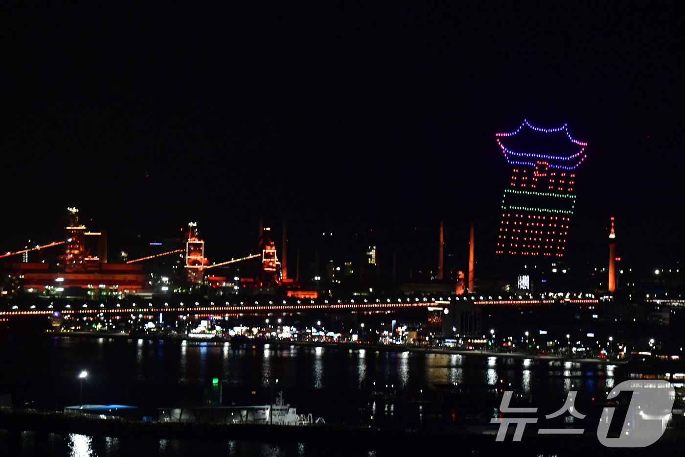 (포항=뉴스1) 최창호 기자 = 26일 오후 경북 포항시 북구 영일대해수욕장에서 제9회 영일대 샌드페스티벌을 축하하는 드론쇼가 밤하늘을 수놓고 있다. 2025.7.26/뉴스1