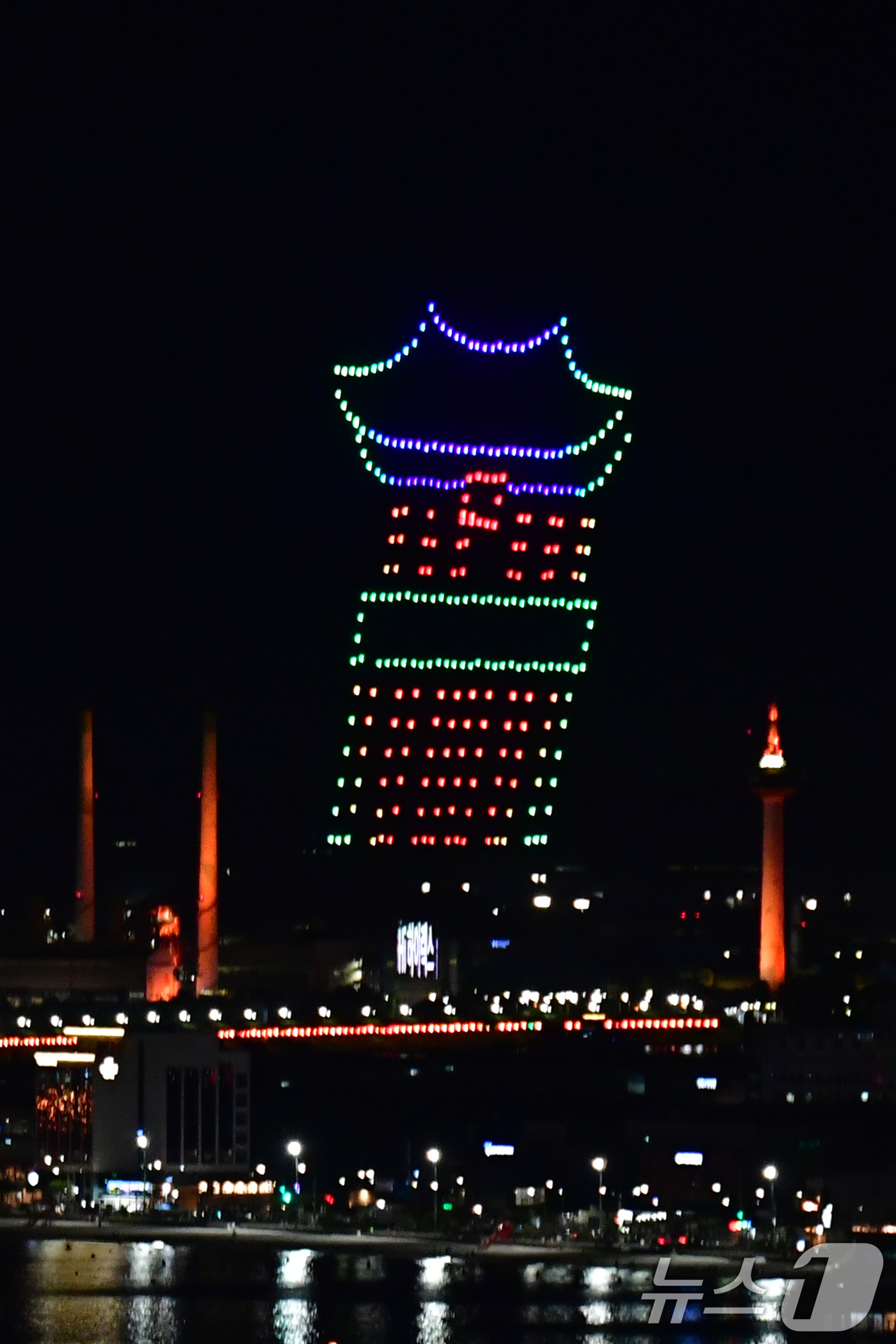 (포항=뉴스1) 최창호 기자 = 26일 오후 경북 포항시 북구 영일대해수욕장에서 제9회 영일대 샌드페스티벌을 축하하는 드론쇼가 밤하늘을 수놓고 있다. 2025.7.26/뉴스1