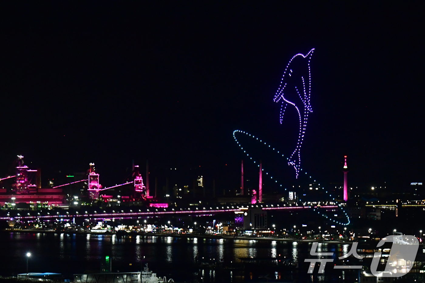 (포항=뉴스1) 최창호 기자 = 26일 오후 경북 포항시 북구 영일대해수욕장에서 제9회 영일대 샌드페스티벌을 축하하는 드론쇼가 밤하늘을 수놓고 있다. 2025.7.26/뉴스1