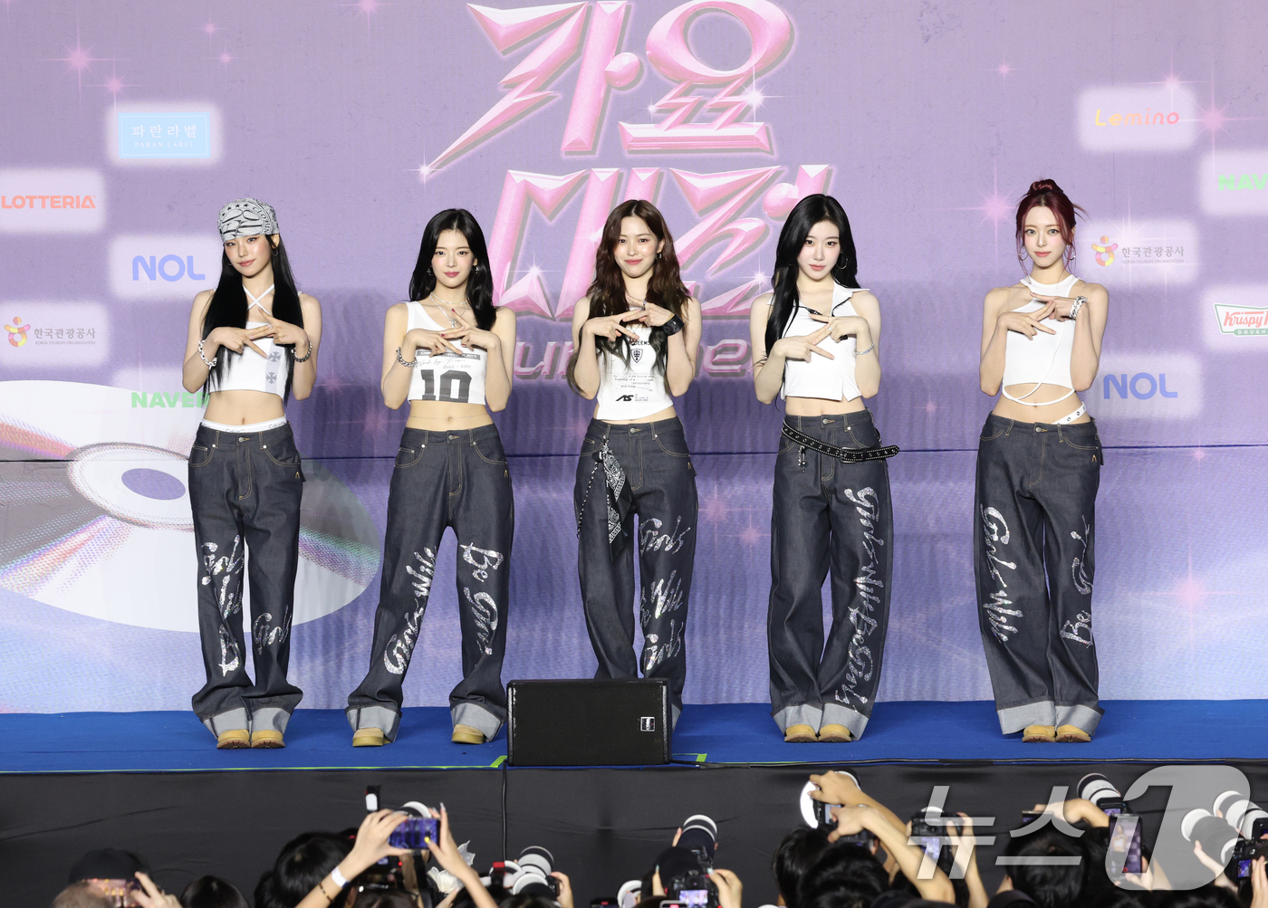 (고양=뉴스1) 권현진 기자 = 그룹 있지의 예지(왼쪽부터)와 리아, 류진, 채령, 유나가 26일 경기도 고양시 일산서구 킨텍스 제1전시장에서 열린 ‘2025 SBS 가요대전 Su …