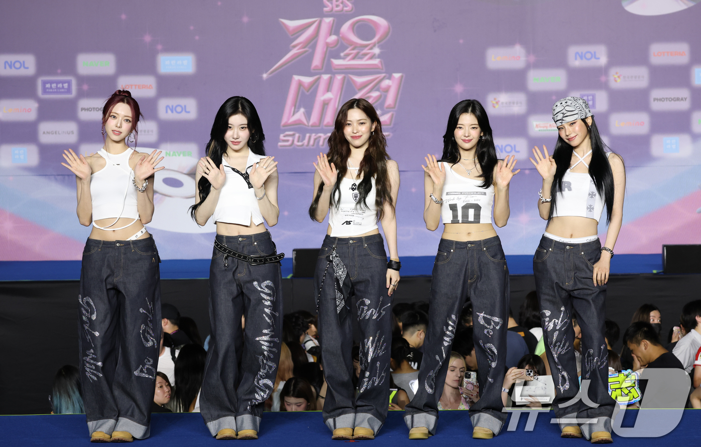 (고양=뉴스1) 권현진 기자 = 있지 유나(왼쪽부터)와 채령, 류진, 리아, 예지가 26일 경기도 고양시 일산서구 킨텍스 제1전시장에서 열린 ‘2025 SBS 가요대전 Summer …