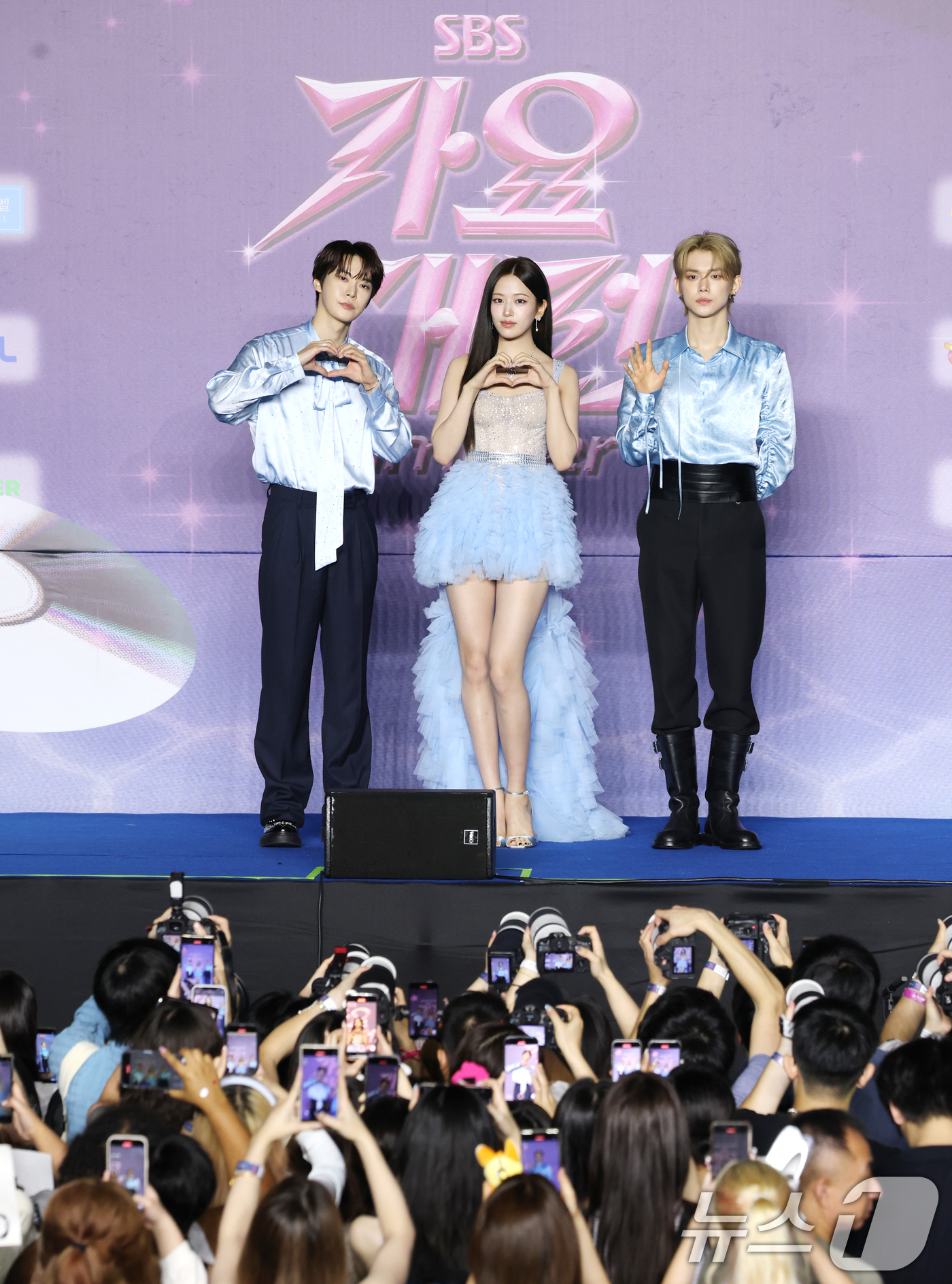 (고양=뉴스1) 권현진 기자 = NCT127 도영(왼쪽부터)과 아이브 안유진, 투모로우바이투게더 연준이 26일 경기도 고양시 일산서구 킨텍스 제1전시장에서 열린 ‘2025 SBS …