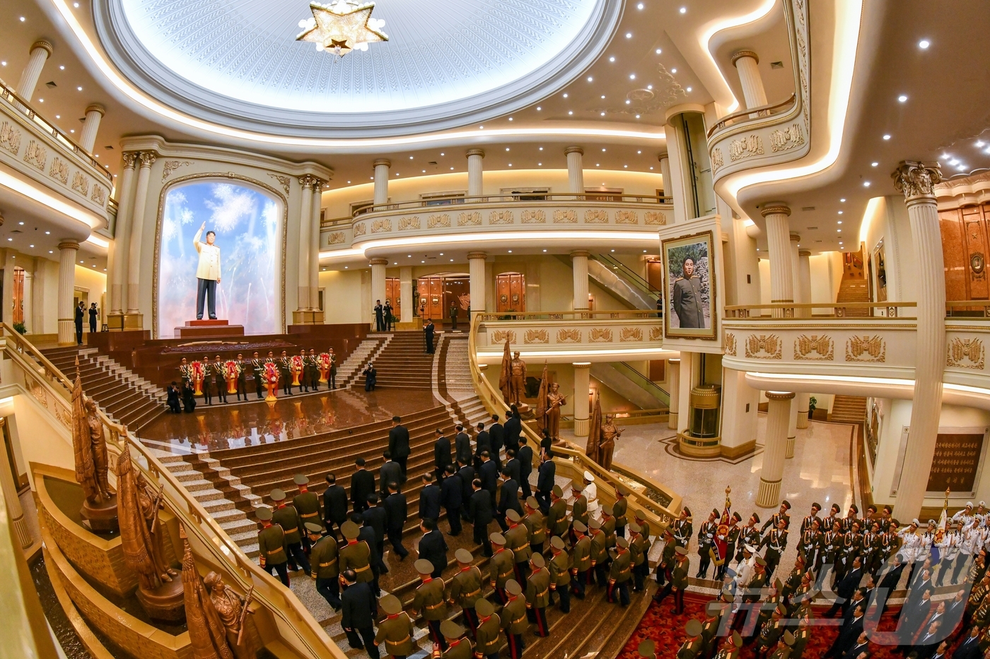 (평양 노동신문=뉴스1) = 북한 노동당 기관지 노동신문은 27일 "경애하는 김정은 동지께서 전승 72돌에 즈음하여 7월 26일 조국해방전쟁승리기념관을 찾았다"라고 보도했다.  [ …