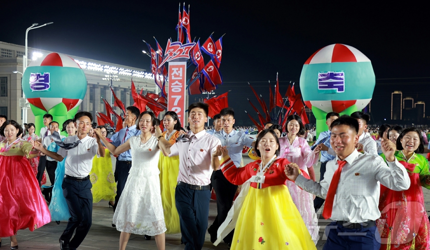 (평양 노동신문=뉴스1) = 북한 노동당 기관지 노동신문은 27일 조국해방전쟁(한국전쟁)승리 72돌을 경축하는 평양시 청년학생들의 야회가 26일 김일성광장에서 진행됐다고 보도했다. …