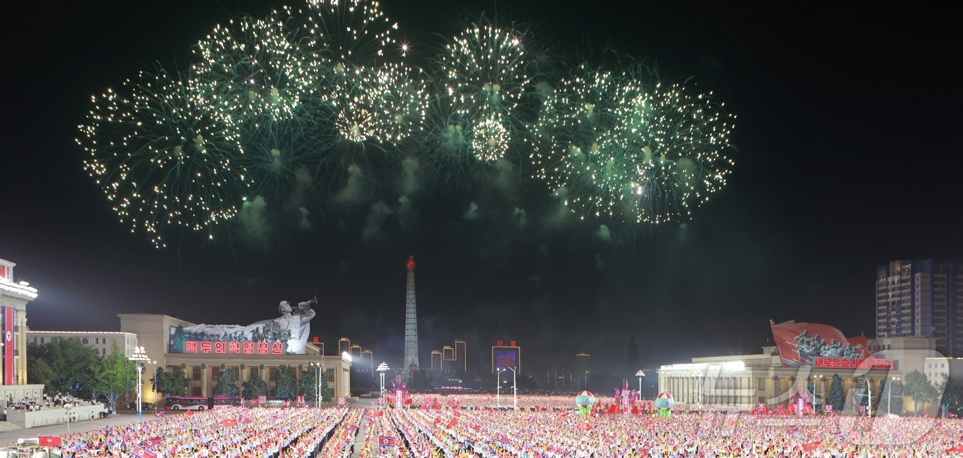 (평양 노동신문=뉴스1) = 북한 노동당 기관지 노동신문은 27일 조국해방전쟁(한국전쟁)승리 72돌을 경축하는 평양시 청년학생들의 야회가 26일 김일성광장에서 진행됐다고 보도했다. …