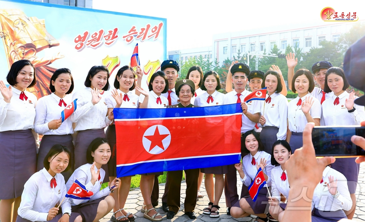 (평양 노동신문=뉴스1) = 북한 노동당 기관지 노동신문은 27일 "조국해방전쟁(한국전쟁)승리 72돌 경축행사 준비사업이 당과 국가의 깊은 관심 속에 적극 추진됐다"며 평양 거리들 …