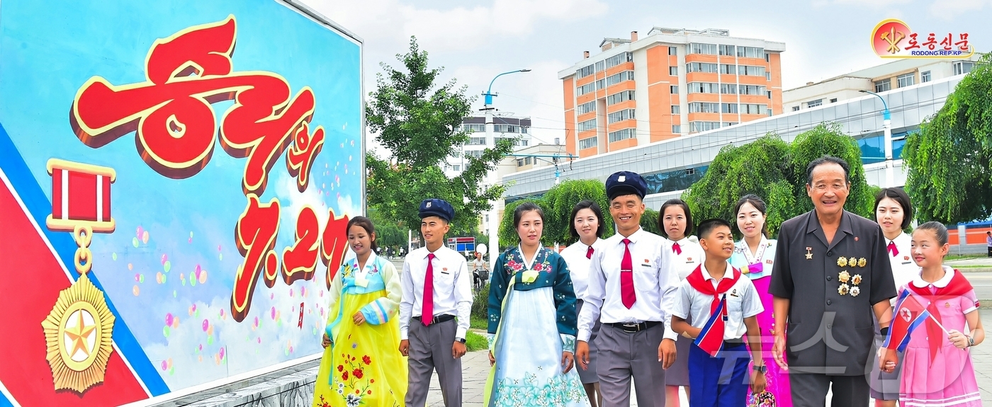 (평양 노동신문=뉴스1) = 북한 노동당 기관지 노동신문은 27일 "조국해방전쟁(한국전쟁)승리 72돌 경축행사 준비사업이 당과 국가의 깊은 관심 속에 적극 추진됐다"며 평양 거리들 …