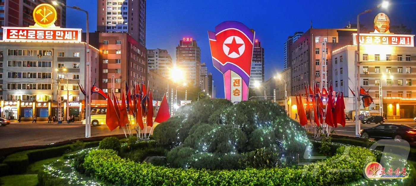 (평양 노동신문=뉴스1) = 북한 노동당 기관지 노동신문은 27일 "조국해방전쟁(한국전쟁)승리 72돌 경축행사 준비사업이 당과 국가의 깊은 관심 속에 적극 추진됐다"며 평양 거리들 …