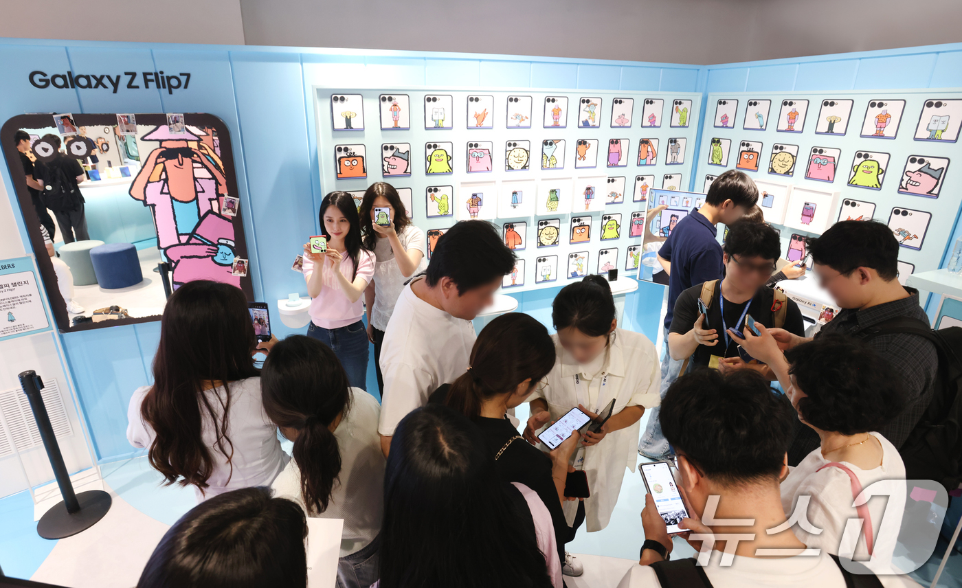 (서울=뉴스1) = 삼성전자는 아티스트 '장 줄리앙(Jean Jullien)'과 협업해 대규모 갤럭시 폴더블폰 체험존 'The Galaxy UNFOLDERS'를 7월 25일부터 8 …