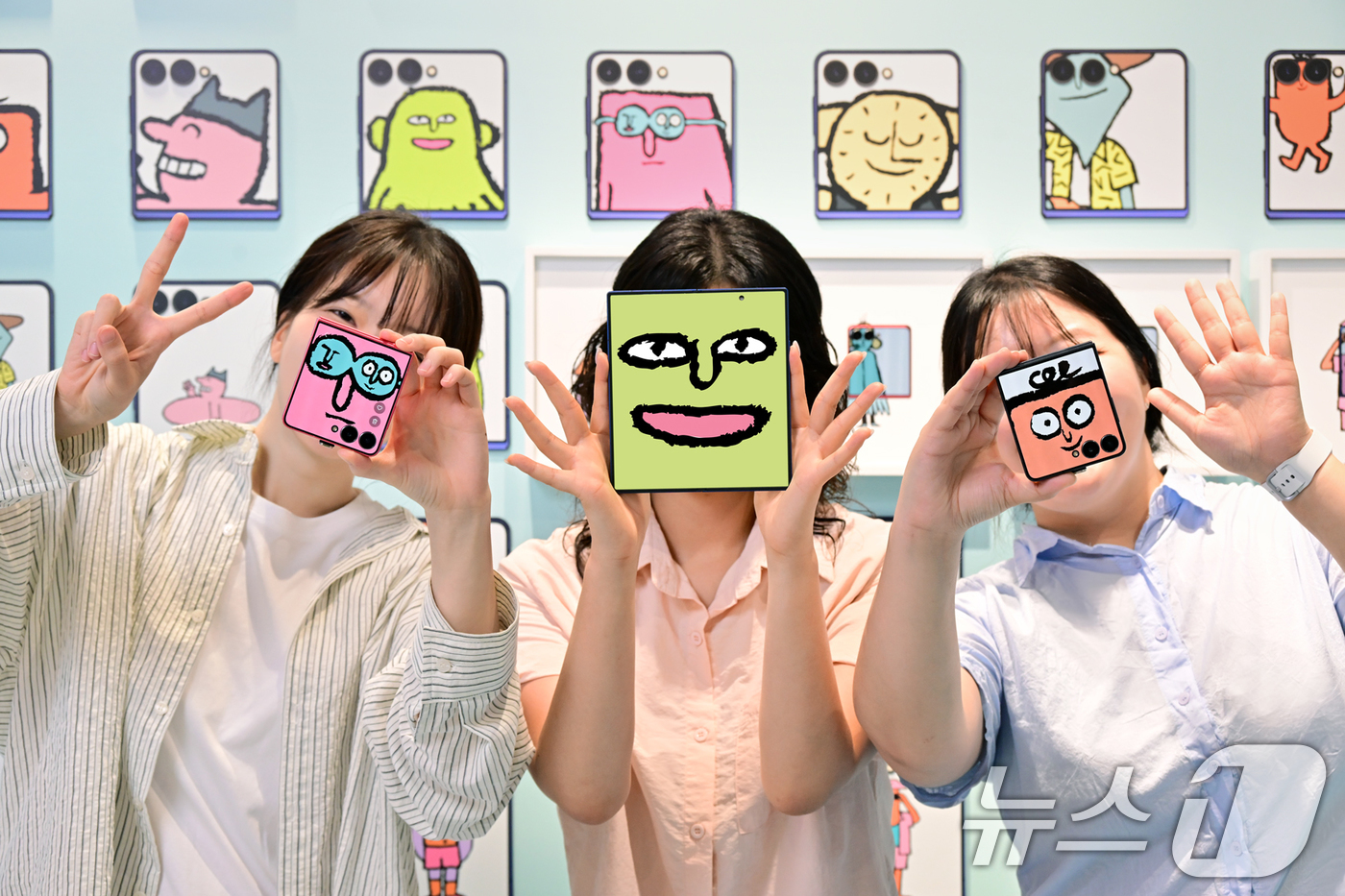 (서울=뉴스1) = 삼성전자는 아티스트 '장 줄리앙(Jean Jullien)'과 협업해 대규모 갤럭시 폴더블폰 체험존 'The Galaxy UNFOLDERS'를 7월 25일부터 8 …