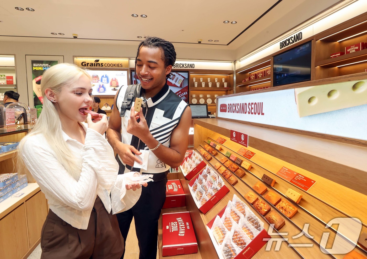 (서울=뉴스1) = 신세계면세점 명동점에서 '테이스트 오브 신세계'의 단독 입점 브랜드들과 함께, 휴가철 맞이 특별 프로모션을 진행한다고 27일 밝혔다.운동 크리에이터 심으뜸이 운 …