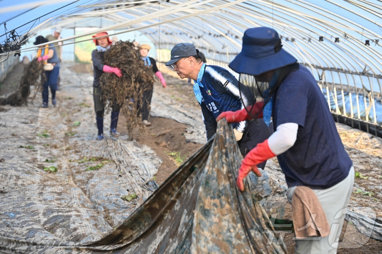 (대전=뉴스1) 이동원 기자 = 김제선 대전 중구청장과 주민, 공무원, 중구 자원봉사센터 직원 등 40여 명이  지난 26일 집중호우로 피해를 입은 충남 부여군을 찾아 수해 복구 …
