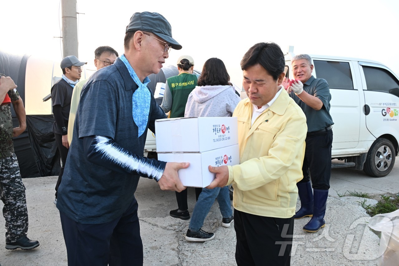 (대전=뉴스1) 이동원 기자 = 김제선 대전 중구청장이 지난 26일 집중호우로 피해를 입은 충남 부여군을 찾아 박정현 부여군수에게 구호 물품을 전달하고 있다. 이번 복구 활동은 …