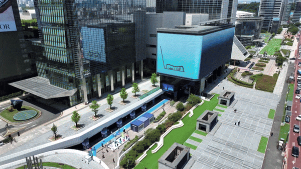 본문 이미지 - 서울 코엑스에 오픈한 '갤럭시 Z 폴드7∙Z 플립7'과 아티스트 '장 줄리앙(Jean Jullien)'의 협업 체험존 'The Galaxy UNFOLDERS' 전경(삼성전자 제공) 