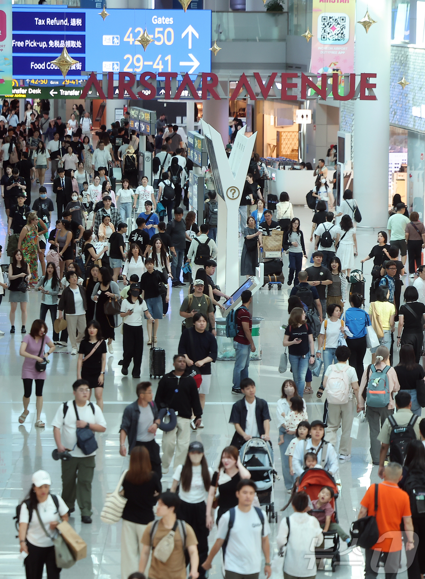 (인천공항=뉴스1) 김진환 기자 = 본격적인 여름 휴가철이 시작된 27일 오전 인천국제공항 1터미널 면세구역에 해외여행을 떠나는 여행객들로 북적이고 있다. 2025.7.27/뉴스1 …
