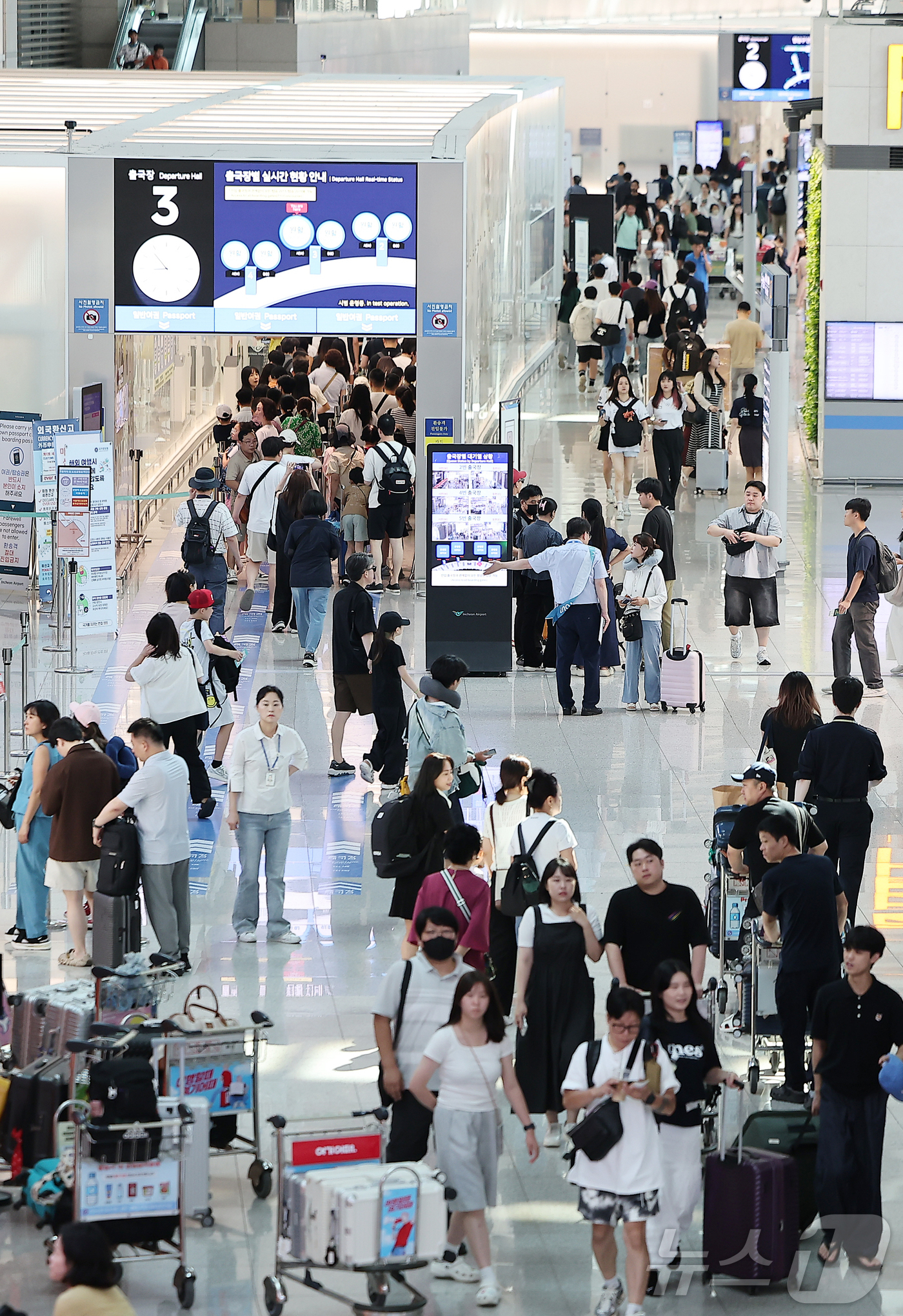 (인천공항=뉴스1) 김진환 기자 = 본격적인 여름 휴가철이 시작된 27일 오전 인천국제공항 1터미널 출국장이 해외여행을 떠나는 여행객들로 북적이고 있다. 2025.7.27/뉴스1