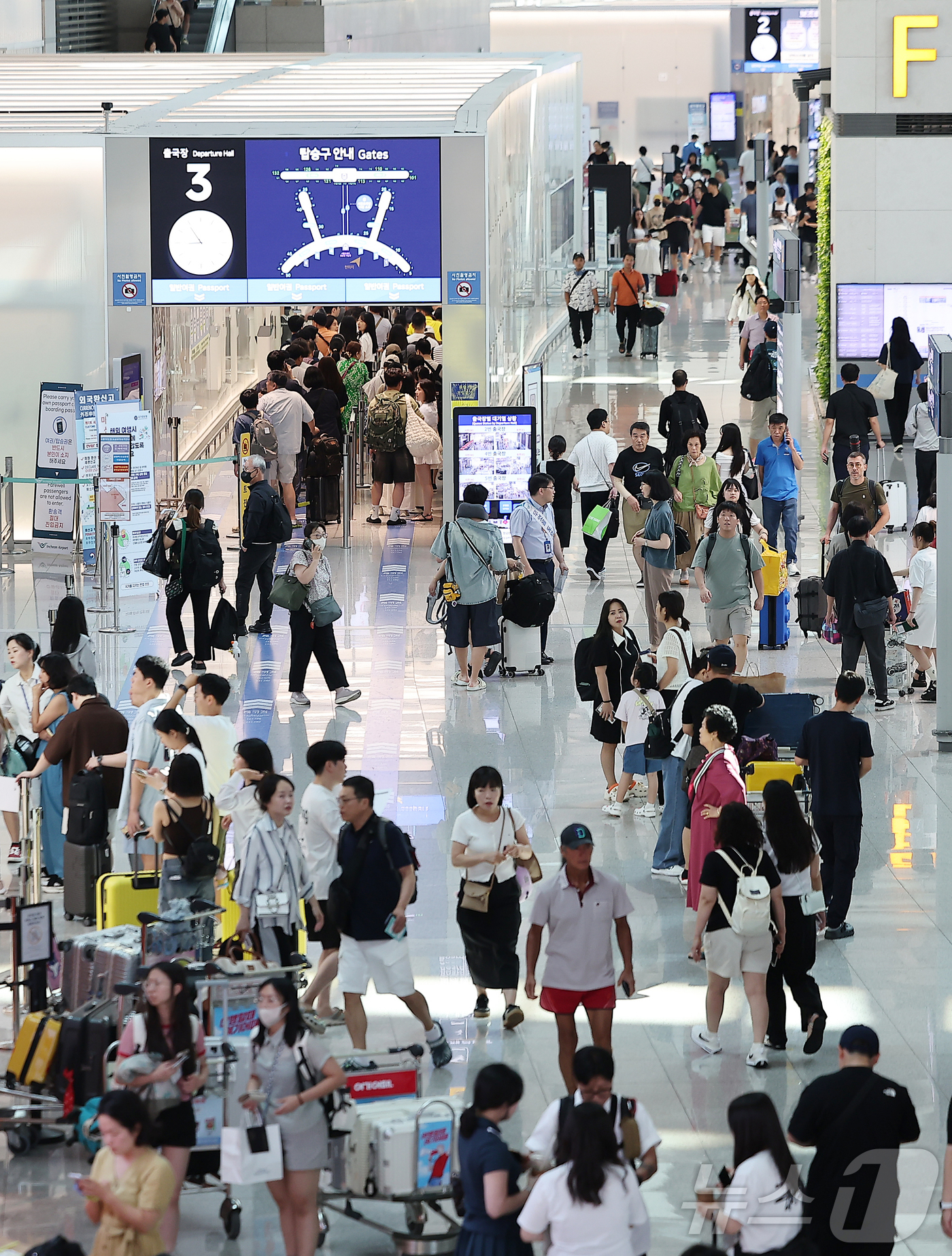 (인천공항=뉴스1) 김진환 기자 = 본격적인 여름 휴가철이 시작된 27일 오전 인천국제공항 1터미널 출국장이 해외여행을 떠나는 여행객들로 북적이고 있다. 2025.7.27/뉴스1