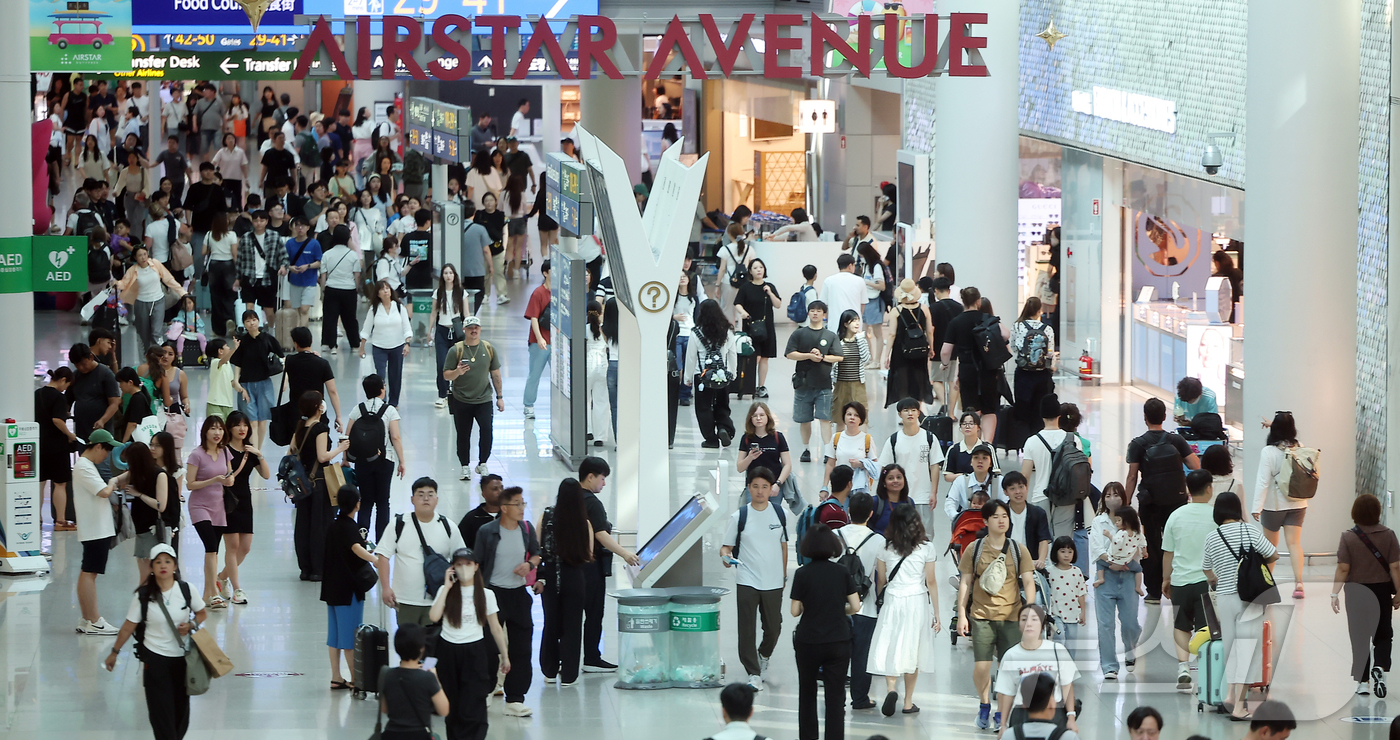 (인천공항=뉴스1) 김진환 기자 = 본격적인 여름 휴가철이 시작된 27일 오전 인천국제공항 1터미널 면세구역에 해외여행을 떠나는 여행객들로 북적이고 있다. 2025.7.27/뉴스1 …