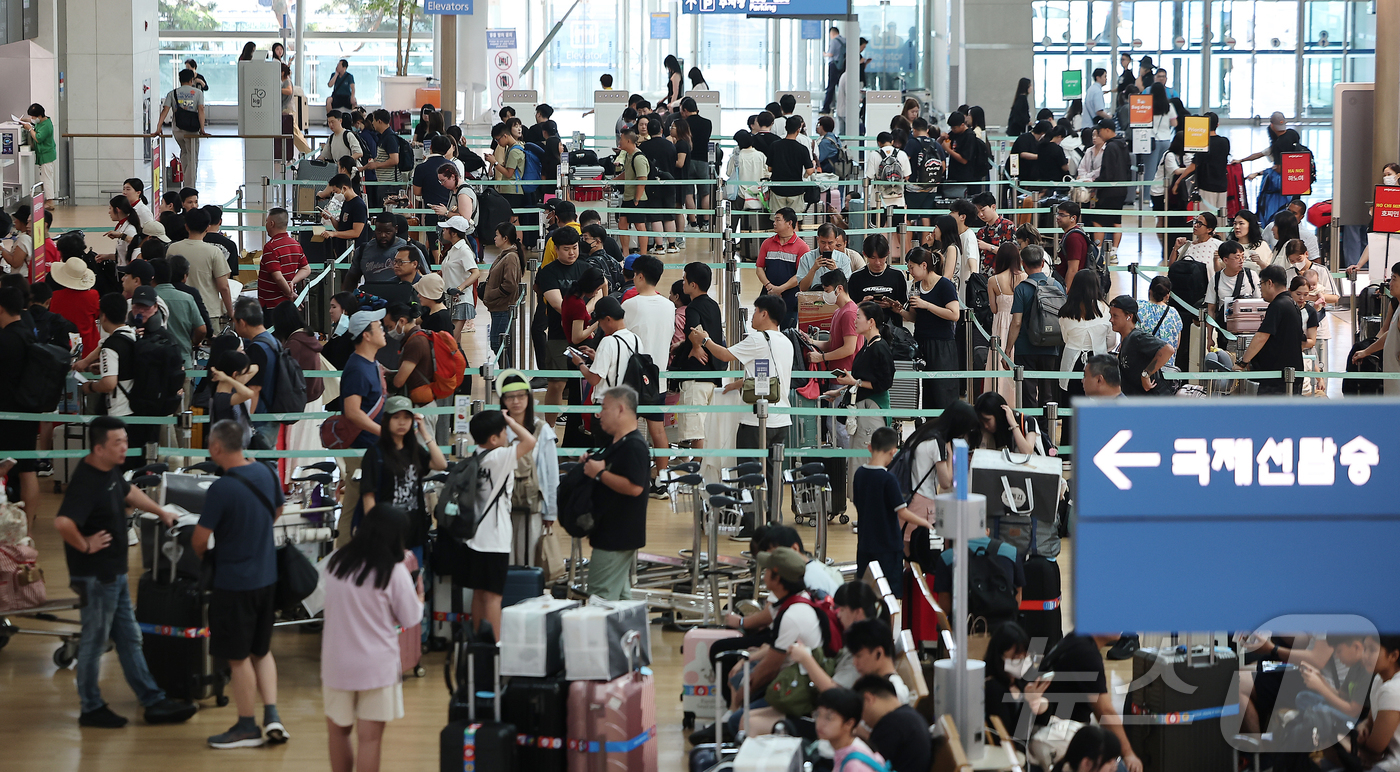 (인천공항=뉴스1) 김진환 기자 = 본격적인 여름 휴가철이 시작된 27일 오전 인천국제공항 1터미널 출국장이 해외여행을 떠나는 여행객들로 북적이고 있다. 2025.7.27/뉴스1
