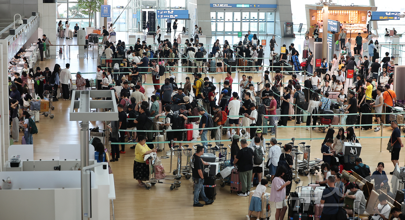 (인천공항=뉴스1) 김진환 기자 = 본격적인 여름 휴가철이 시작된 27일 오전 인천국제공항 1터미널 출국장이 해외여행을 떠나는 여행객들로 북적이고 있다. 2025.7.27/뉴스1