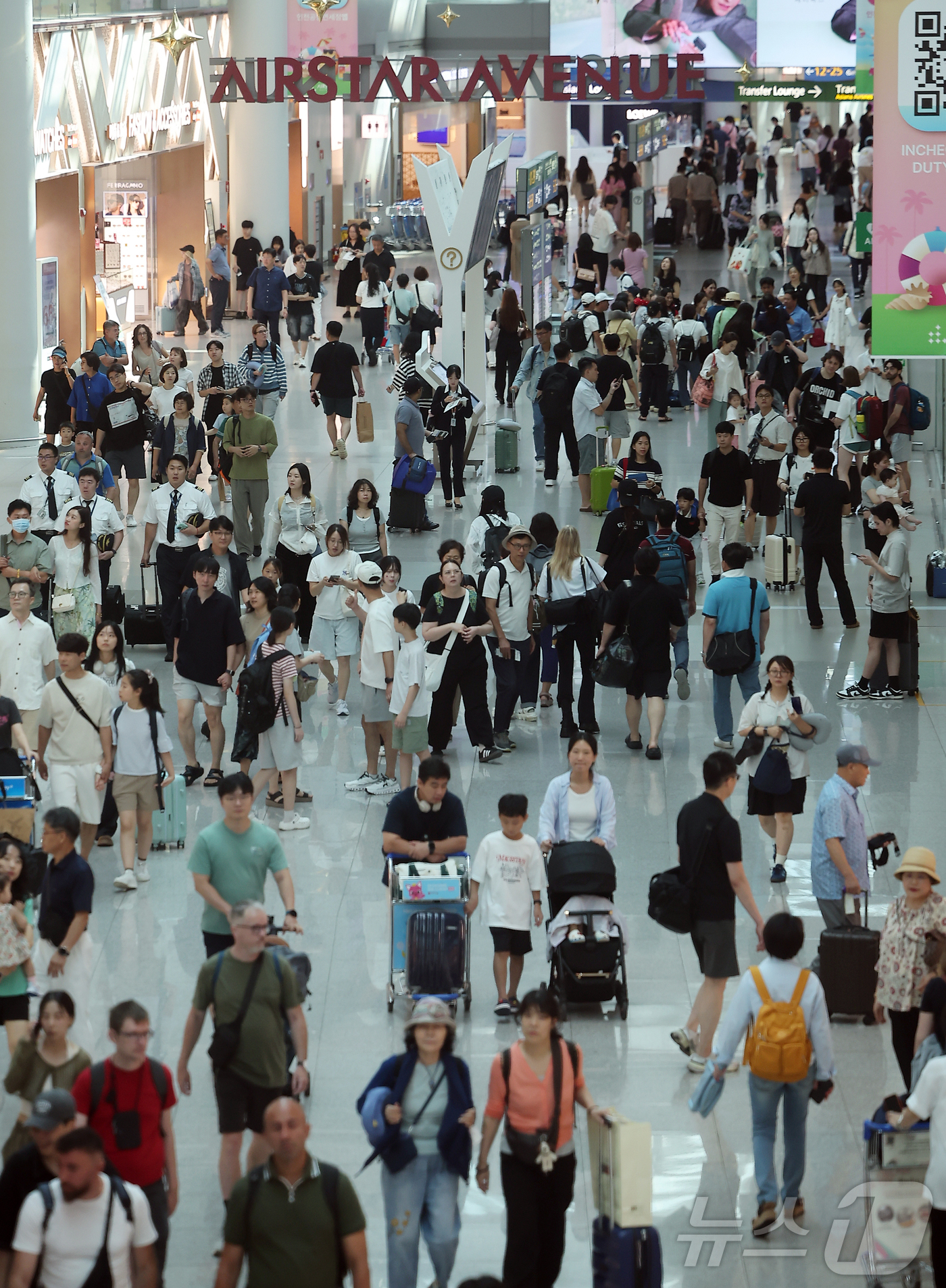 (인천공항=뉴스1) 김진환 기자 = 본격적인 여름 휴가철이 시작된 27일 오전 인천국제공항 1터미널 면세구역이 해외여행을 떠나는 여행객들로 북적이고 있다. 2025.7.27/뉴스1 …