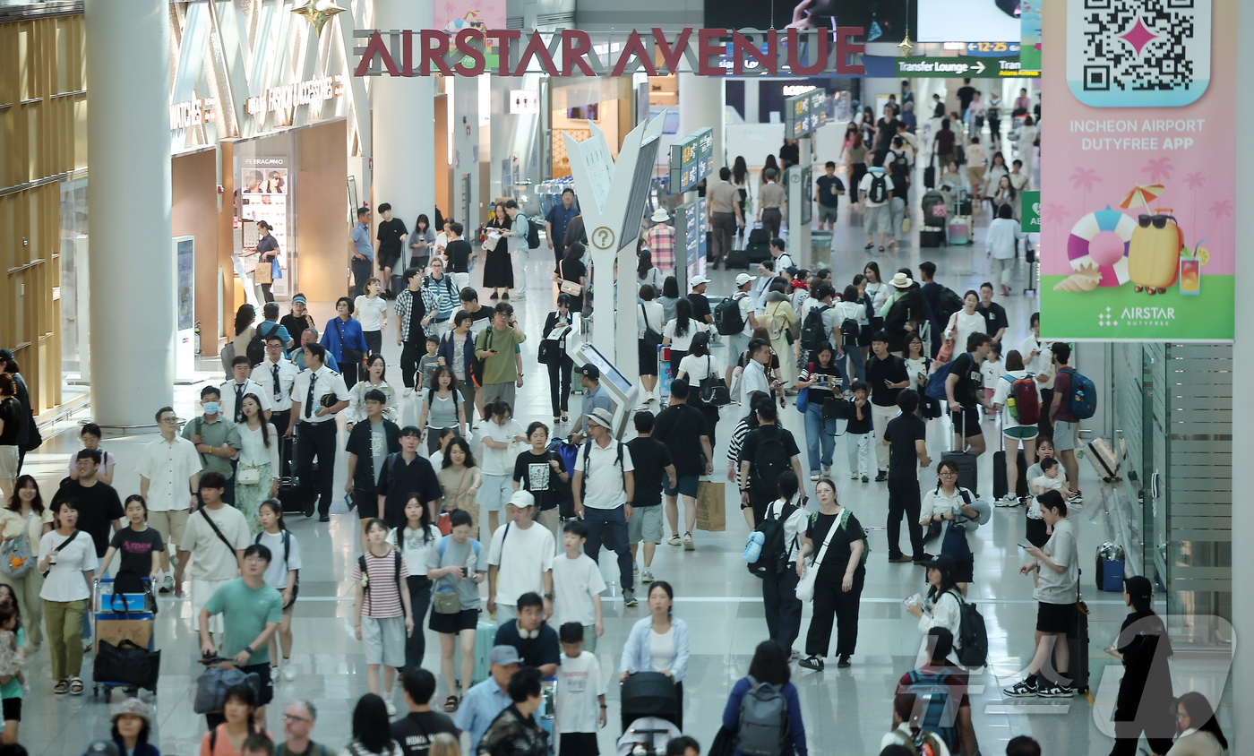(인천공항=뉴스1) 김진환 기자 = 본격적인 여름 휴가철이 시작된 27일 오전 인천국제공항 1터미널 면세구역이 해외여행을 떠나는 여행객들로 북적이고 있다. 2025.7.27/뉴스1 …