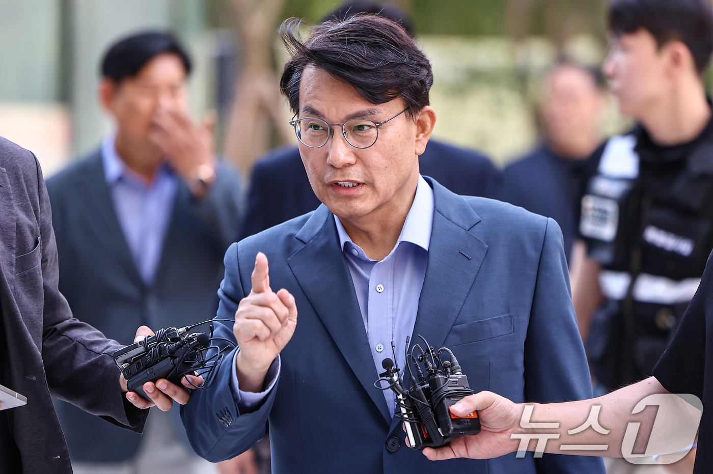 (서울=뉴스1) 김도우 기자 = 공천 개입 의혹을 받는 윤상현 국민의힘 의원이 27일 서울 종로구에 마련된 김건희 특검팀(특별검사 민중기) 사무실로 조사를 받기 위해 출석하고 있다 …