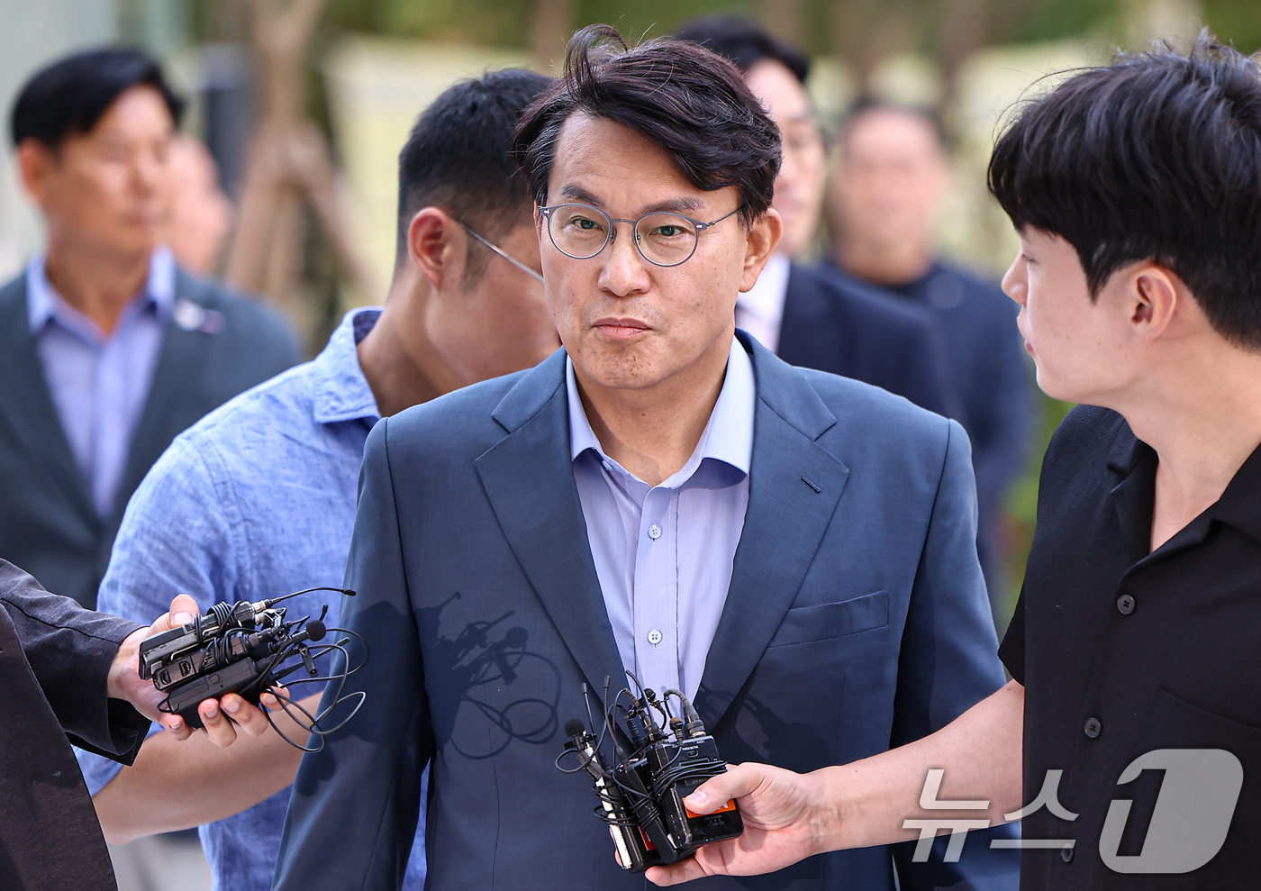 (서울=뉴스1) 김도우 기자 = 공천 개입 의혹을 받는 윤상현 국민의힘 의원이 27일 서울 종로구에 마련된 김건희 특검팀(특별검사 민중기) 사무실로 조사를 받기 위해 출석하고 있다 …