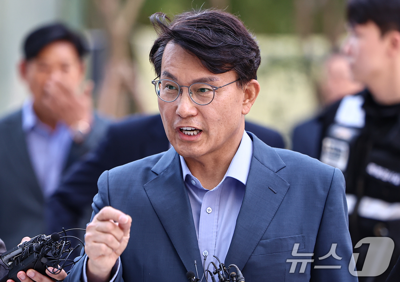 (서울=뉴스1) 김도우 기자 = 공천 개입 의혹을 받는 윤상현 국민의힘 의원이 27일 서울 종로구에 마련된 김건희 특검팀(특별검사 민중기) 사무실로 조사를 받기 위해 출석하고 있다 …
