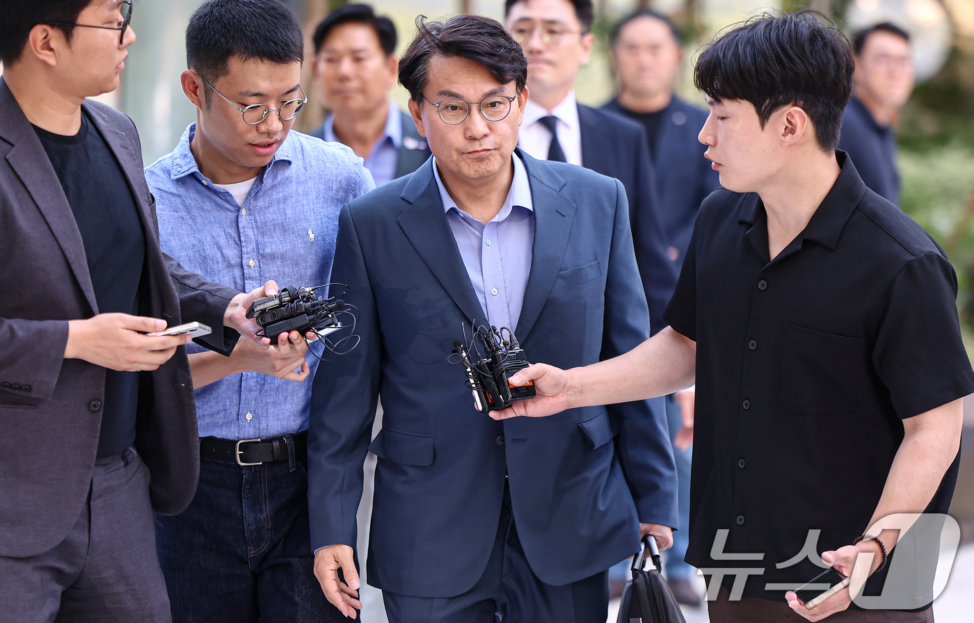 (서울=뉴스1) 김도우 기자 = 공천 개입 의혹을 받는 윤상현 국민의힘 의원이 27일 서울 종로구에 마련된 김건희 특검팀(특별검사 민중기) 사무실로 조사를 받기 위해 출석하고 있다 …