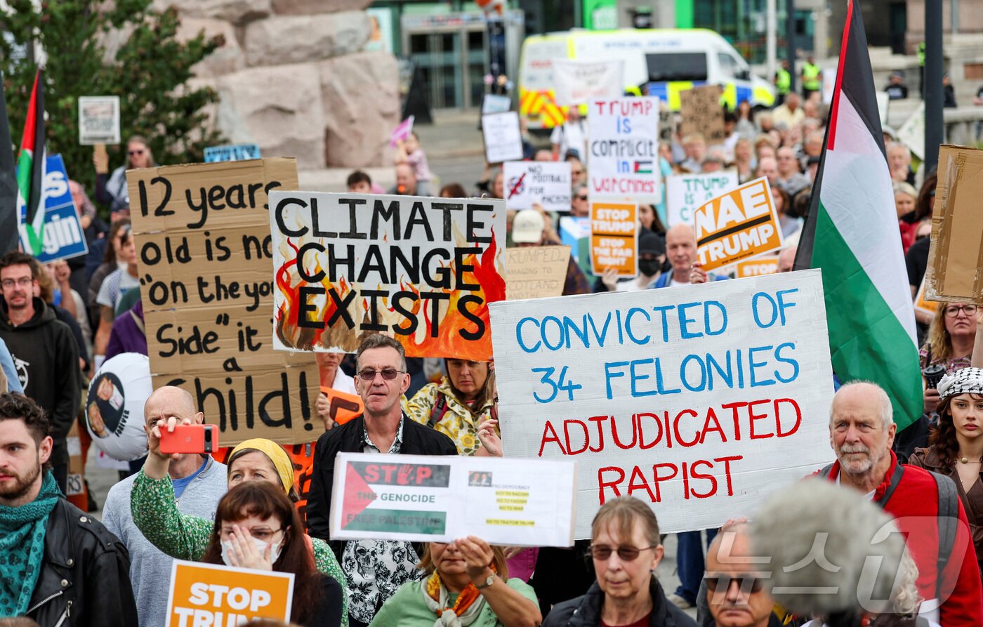 본문 이미지 - 26일&#40;현지시간&#41; 스코틀랜드 에버딘에서 수백 명의 반트럼프 시위대가 집결했다. 2025.07.26. ⓒ 로이터=뉴스1 ⓒ News1 양은하 기자