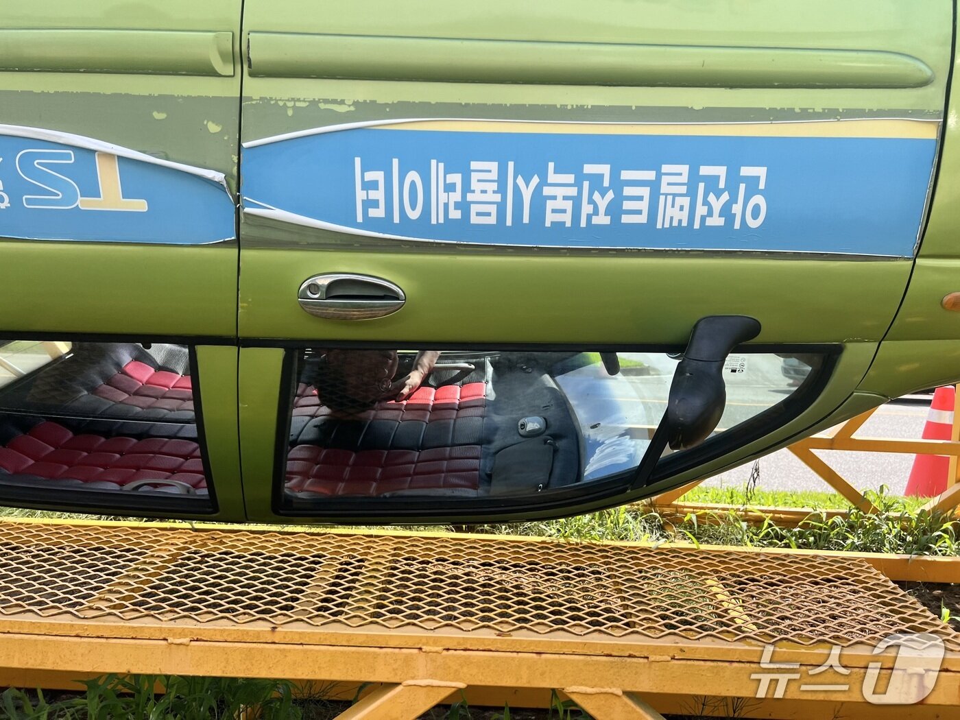 본문 이미지 - 한국교통안전공단 전복사고 체험교육 모습.